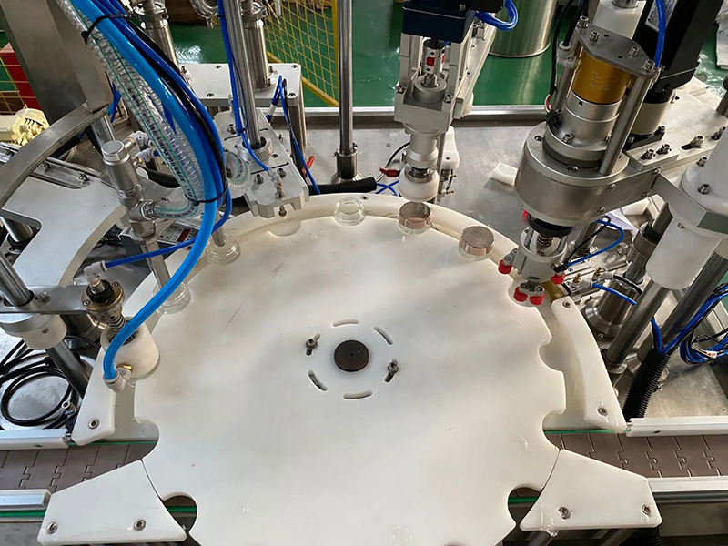 Monoblok polnilni stroj