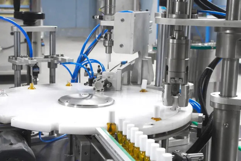 Monoblok polnilni stroj