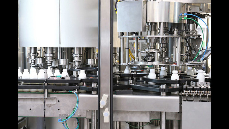 Monoblok polnilni stroj