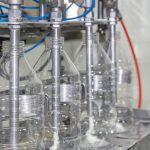 Kaj je polnilni stroj od spodaj navzgor?